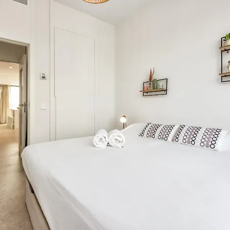 Апартаменти Vivi Homes - Rembrandt Pool, Sauna, Gym & Sea View