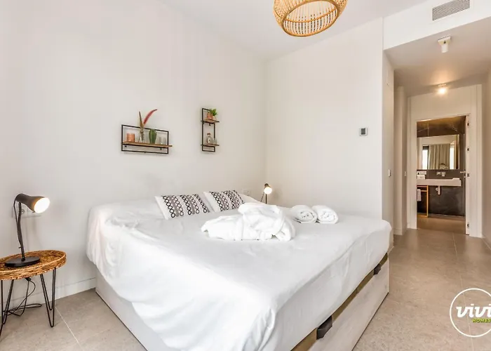 Vivi Homes - Rembrandt Pool, Sauna, Gym & Sea View Апартаменты *