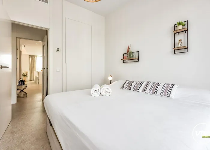 Апартаменты Vivi Homes - Rembrandt Pool, Sauna, Gym & Sea View