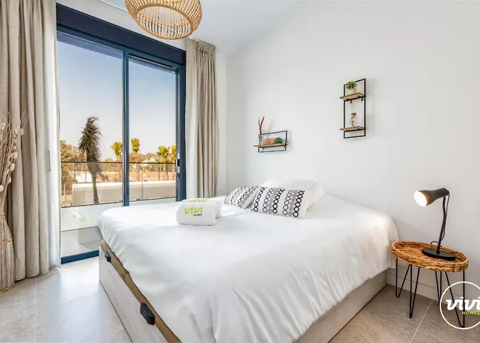 Vivi Homes - Rembrandt Pool, Sauna, Gym & Sea View Апартаменты *