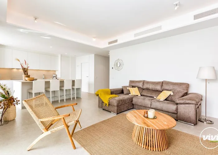 Vivi Homes - Rembrandt Pool, Sauna, Gym & Sea View