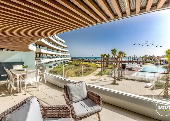 Vivi Homes - Rembrandt Pool, Sauna, Gym & Sea View Апартаменты