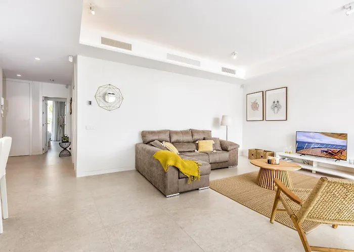 Vivi Homes - Rembrandt Pool, Sauna, Gym & Sea View Апартаменты *