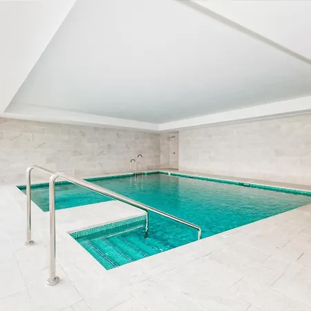 Vivi Homes - Rembrandt Pool, Sauna, Gym & Sea View Apartment *