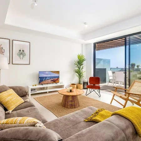 Daire Vivi Homes - Rembrandt Pool, Sauna, Gym & Sea View *