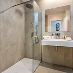شقة Vivi Homes - Rembrandt Pool, Sauna, Gym & Sea View *