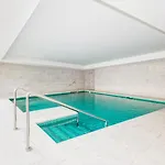 Vivi Homes - Rembrandt Pool, Sauna, Gym & Sea View Апартаменти *