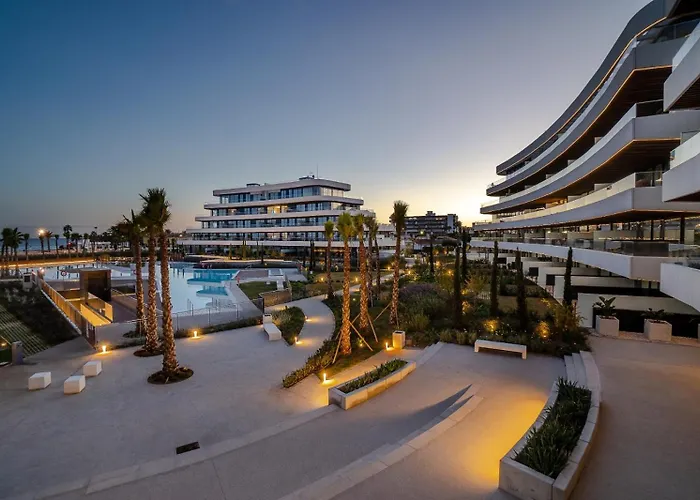 Vivi Homes - Rembrandt Pool, Sauna, Gym & Sea View Apartment